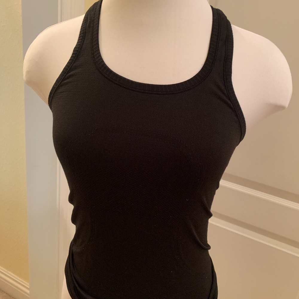 Black Lululemon tank